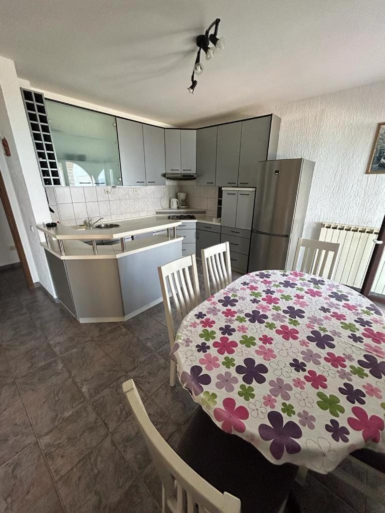 Apartments By The Sea Slatine, Ciovo - 1128 Екстериор снимка